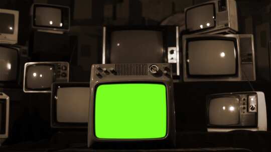带绿屏的堆叠老式电视。棕褐色调。80年代的美学。视频素材模板下载
