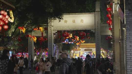 三坊七巷南后街夜景，人群熙攘灯火璀璨