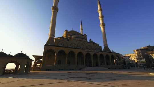 阿卜杜勒·哈米德·汗清真寺，土耳其Kahramanmaras
土耳其第四大清真寺是Kahrama最大的清真寺