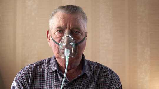 老人戴上呼吸面罩，做了几次深呼吸