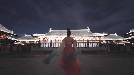 古装美女在杭州德寿宫奔跑背影升格慢镜头