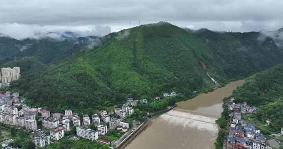 开化县雨后云雾缭绕的群山