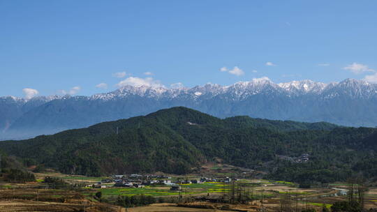 雪山下的村庄