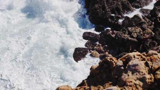 海浪撞击水中的岩石