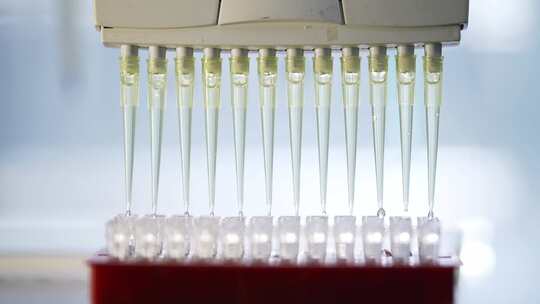生物化学实验室移液器做实验