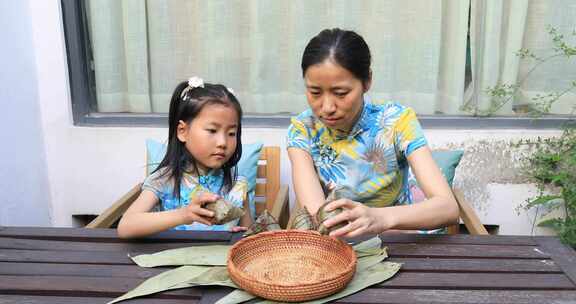 端午节 妈妈与女儿 粽子 生活方式