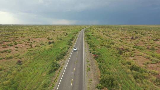 新疆库车荒野无人区公路汽车自驾游旅行