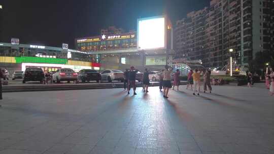 夜晚广场上面大妈跳广场舞视频素材模板下载
