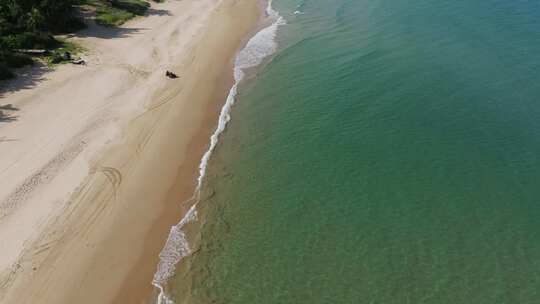 航拍三亚海棠湾蜈支洲岛蓝天白云海浪沙滩