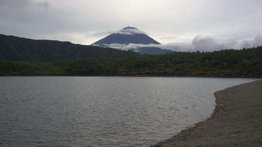 见证富士山的雄伟对称，散发出它的全部优雅