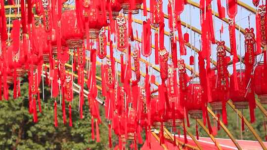 春节挂满过道的红灯笼和祝福语视频素材模板下载