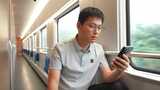 男子在卧铺火车过道上使用手机高清在线视频素材下载