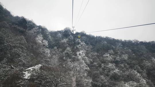 贵州铜仁梵净山索道观赏雪景