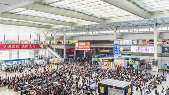 京沪高铁上海虹桥站候车室流动的人群视频素材模板下载