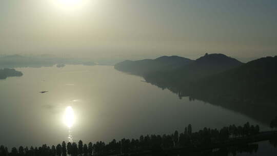 航拍武汉东湖磨山傍晚太阳湖面倒影