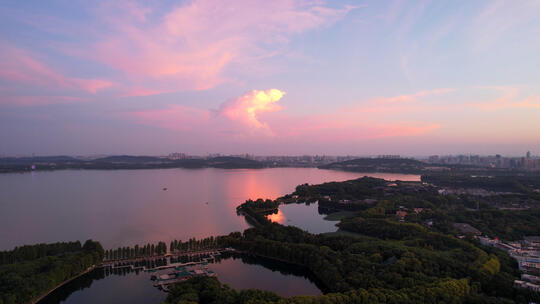 航拍夕阳晚霞落日天线武汉东湖景区自然风光