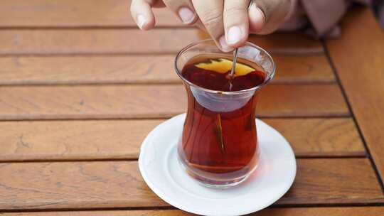 白色桌子上的传统土耳其茶