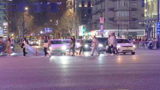 夜晚城市行人过马路汽车车辆车流人流脚步夜