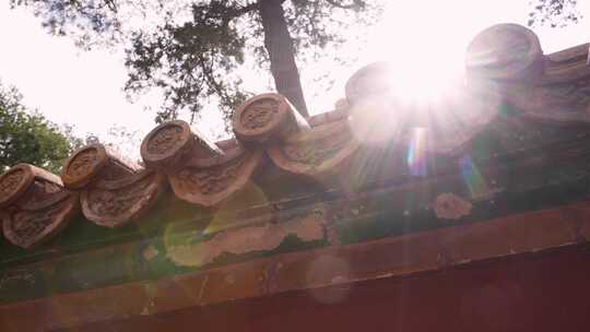 阳光穿过故宫古建筑屋檐琉璃瓦片升格慢镜头