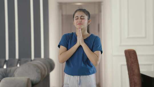 印度十几岁的女孩祈祷向上帝