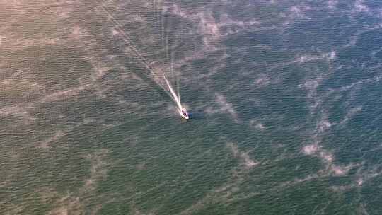 大海水面海浩游船驶过