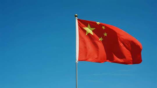 蓝天下迎风飘扬庄严画面