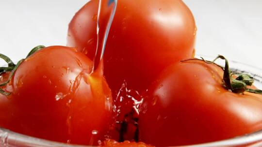 正在清洗的西红柿