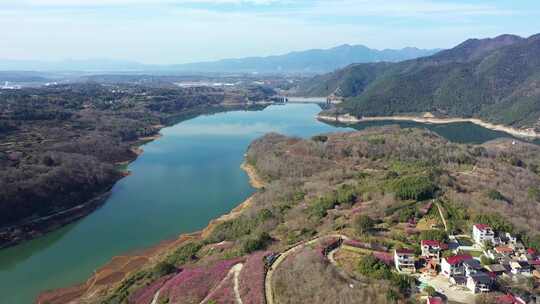 山水间水库与村庄鸟瞰