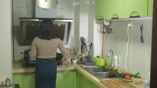 情侣在厨房做饭视频素材模板下载