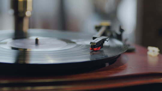 老式唱机播放黑胶唱片的特写