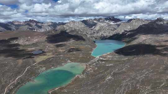 航拍晴朗天气下的四川甘孜姊妹湖风景