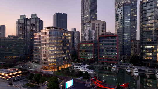 城市商务写字楼与游艇码头景观