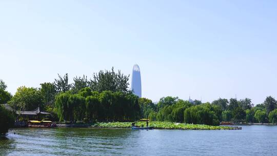 山东济南大明湖公园景区湖面景色与游船游客