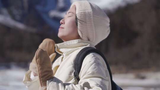 女生在毕棚沟的雪地上玩耍合集