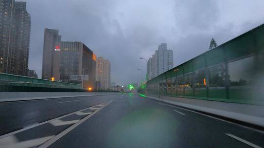 上海封城中高架路雨天路况