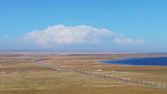 航拍青海湖断崖景区高原圣湖蓝天白云列车