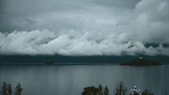 云南高原湖泊泸沽湖阴雨天蛇岛玉带云延时