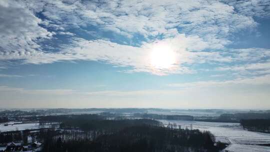 航拍冬季雪林上空的绝美冬日日出