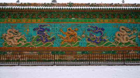北京北海公园的建筑风光九龙壁视频素材模板下载