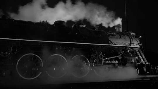铁路机车在夜晚蒸汽B&W