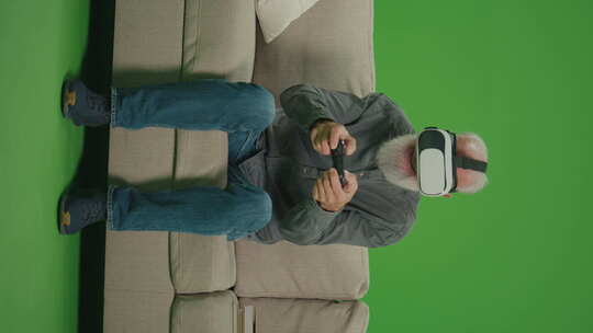 绿屏一个戴着VR眼镜的老人用操纵杆玩电脑