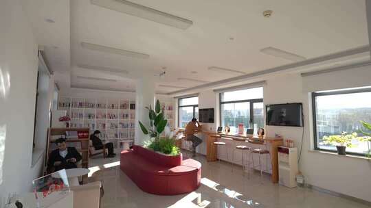 女性在桌前键盘打字场景