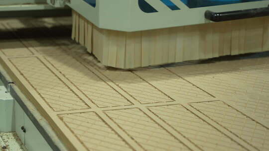 工厂机器加工木板素材