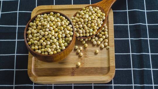 新鲜的黄豆豆类五谷食材4k特写滑轨平移