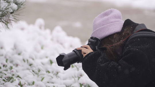 下雪天拍照的女孩