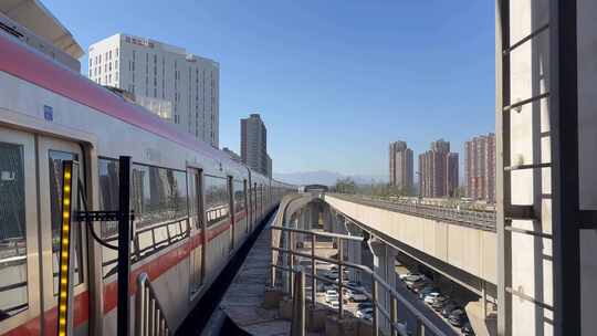 北京地铁房山线列车进站