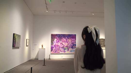 美女参观美术馆看美术作品女人欣赏艺术绘画