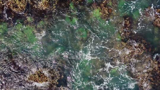 航拍海边击打岩石的海浪视频素材模板下载