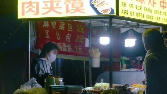 城市夜市卖夜宵烧烤小吃的地摊摊位视频素材模板下载