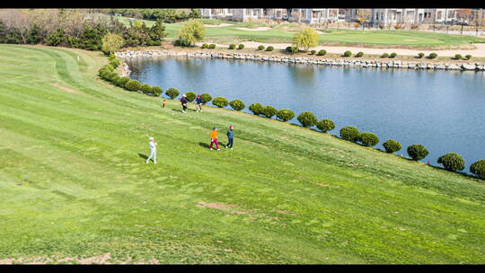 4k航拍高尔夫球场打高尔夫球的人视频素材模板下载